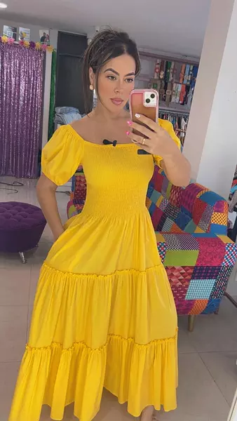 Vestido Amarillo Encauchado – Estilo Vibrante Y Sofisticado