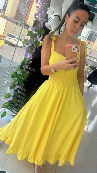 Vestido Amarillo – Brillo Y Elegancia Atemporal