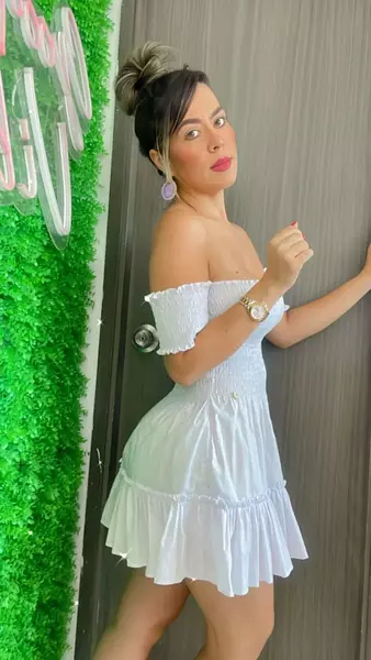 Vestido Blanco Encauchado – Estilo Moderno