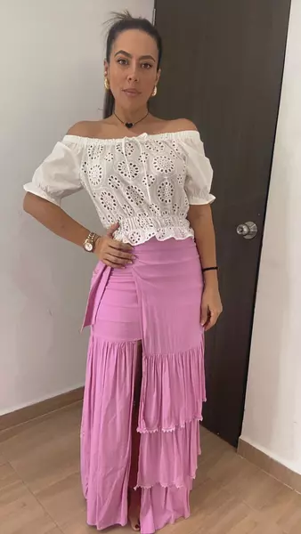 Falda Larga Rosada – Elegancia Y Fluidez