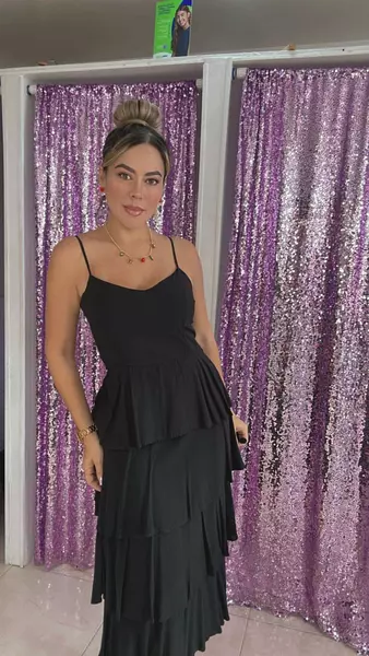 Vestido Negro Con Capas – Elegancia En Movimiento