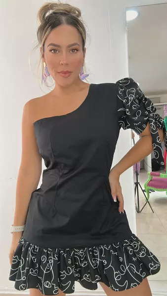 Vestido Corto Negro – Sofisticación Y Versatilidad