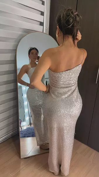 Vestido Plateado Lentejuelas – Brillo & Elegancia