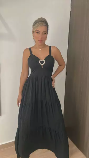Vestido Negro Con Detalle Corazón – Chic Y Femenino