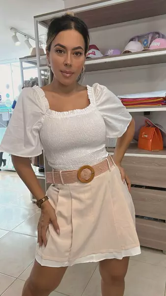 Blusa Blanca Clásica – Elegancia Atemporal