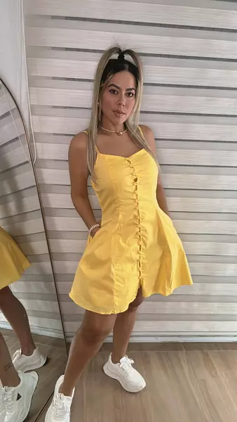 Vestido Amarillo – Elegancia Y Estilo Dulce