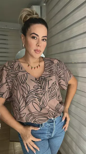Blusa Café – Elegancia Natural Y Versátil