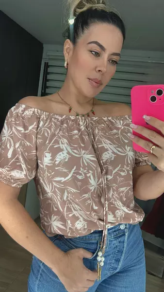 Blusa Café – Elegancia Natural Y Versátil