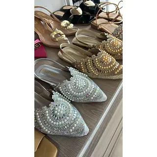 Sandalia Con Pedrería – Brillo Y Confort