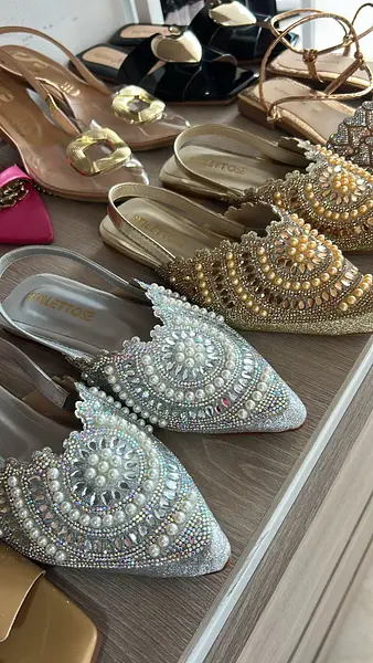 Sandalia Con Pedrería – Brillo Y Confort