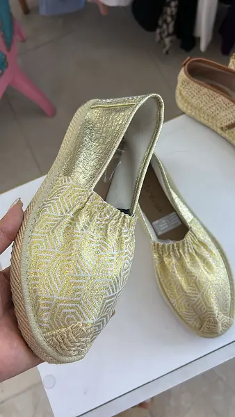 Zapato Dorado – Elegancia Y Brillo