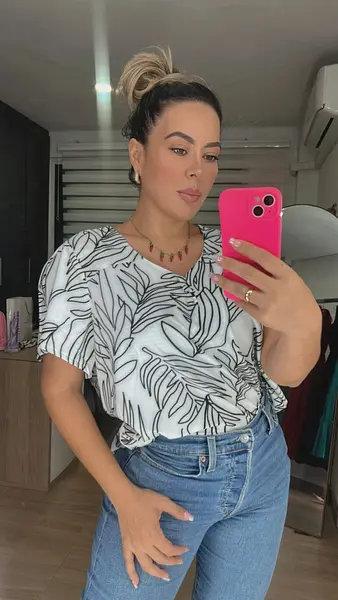 Blusa De Hojas – Fresca Y Elegante