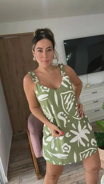 Vestido Corto De Tiras Estampado Verde Oliva Y Beige