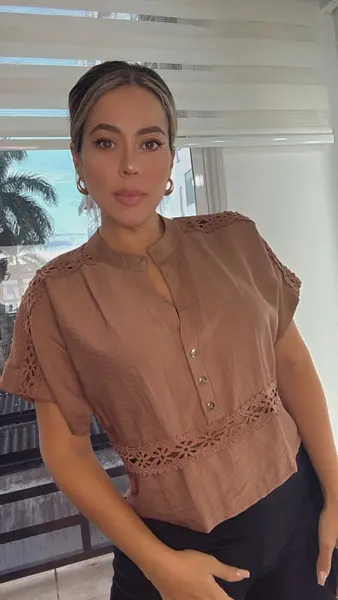 Blusa Cafe Camisera Con Encaje