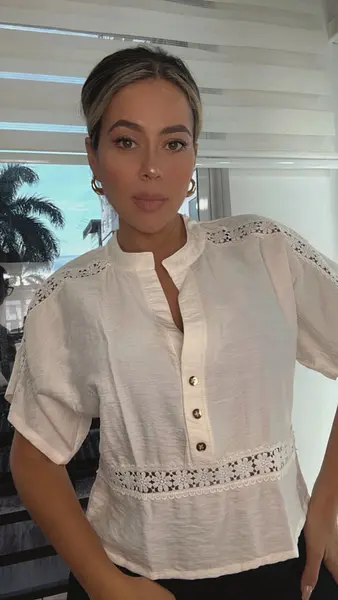 Blusa Camisera Con Detalles De Encaje
