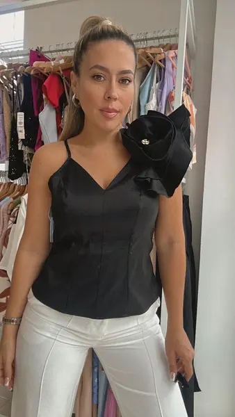 Blusa Negra Flor | Estilo Y Elegancia