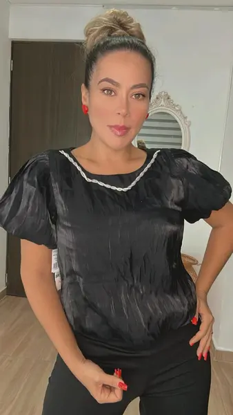 Blusa Negra | Elegancia Y Estilo