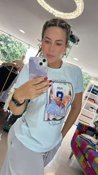 Camiseta Azul De Algodón: Básico Esencial Con Estilo