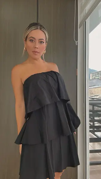 Vestido Corto Negro Capas