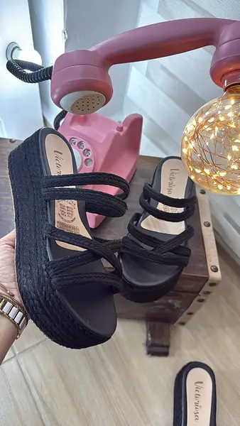 Plataformas Negras Con Correa: Elegancia Y Estilo