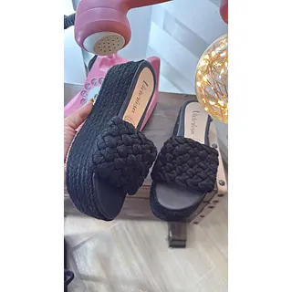 Plataformas Negras Trenzadas: Estilo Artesanal