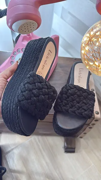 Plataformas Negras Trenzadas: Estilo Artesanal
