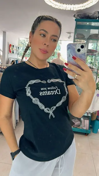 Camiseta Negra De Algodón: Básico Esencial Con Estilo Y Como