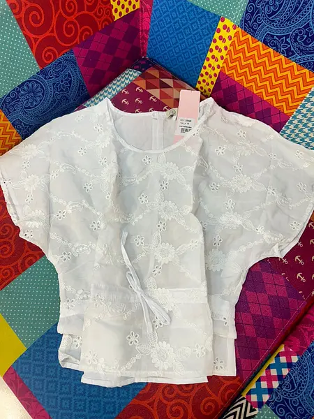 Blusa Blanca Bordada Manga Ancha – Prenda Fresca Y Elegante