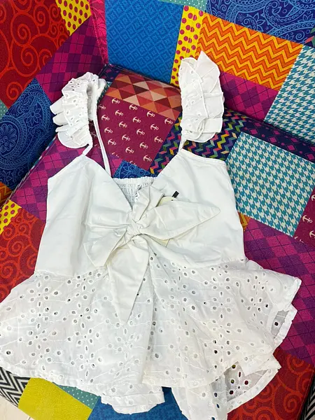 Blusa Blanca Broderie Con Lazo Frontal Y Volantes – Femenina