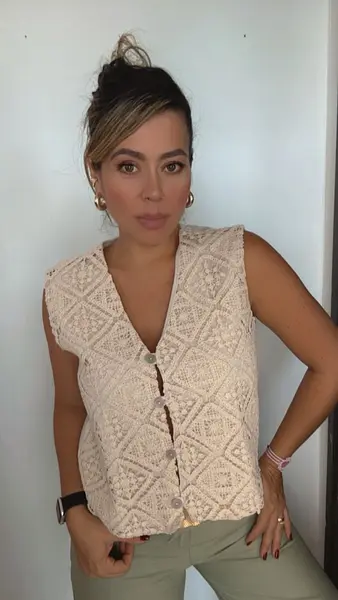Chaleco Camel Con Encaje – Elegante, Femenino Y Con Textura