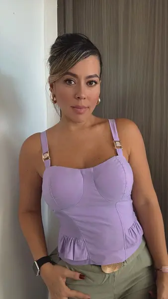 Blusa Lila Entallada Con Tiras Y Herrajes