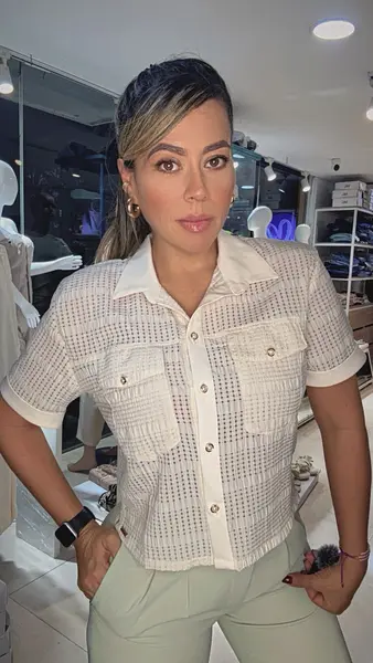 Camisa Cuello Clásico Con Textura Y Botones – Tela Fresca