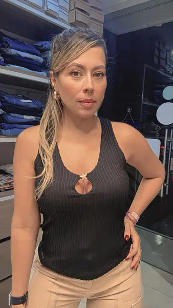 Camisa Con Relieve En Negro Con Cuello Lágrima Y Detalle