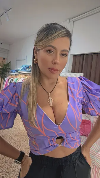 Camisa Morado Vibrante Con Detalles Rosados – Escote En V