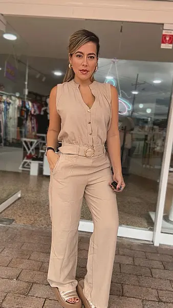 Enterizo Camel Sofisticado Y Cinturón Metálico