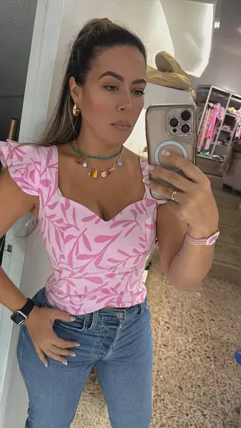 Camisa Entallada Rosa Pastel Con Estampado Floral Fucsia