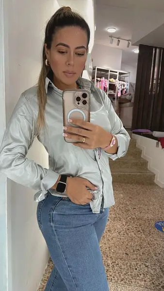 Camisa Satinada Plateada Para Mujer Con Cuello Clásico Y Bot