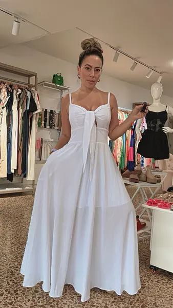 Vestido Blanco Corto Con Moño Frontal Elegante