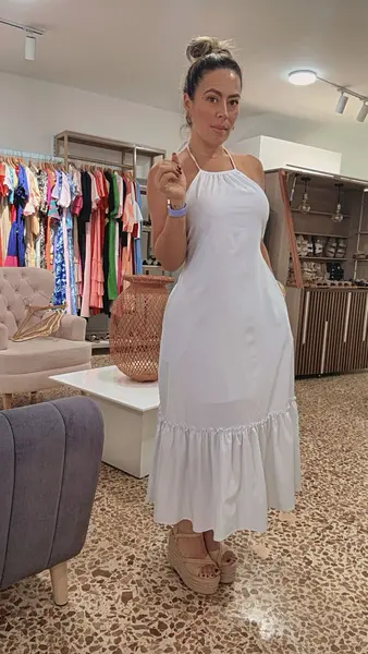 Vestido Blanco Moderno Con Cuello Anudado Y Cut-Out