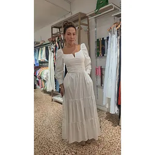 Vestido Blanco Estilo Época Con Mangas Puff Y Escote Recto