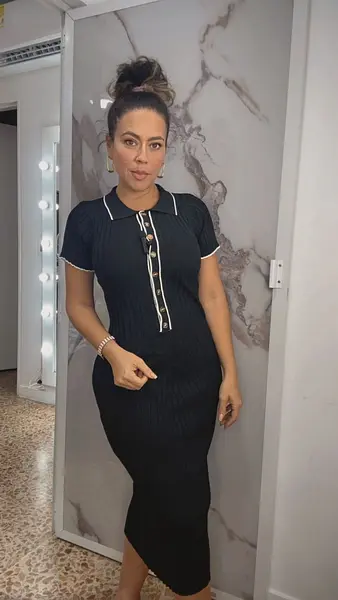 Vestido Midi Negro Ajustado Con Cuello Polo Y Detalles