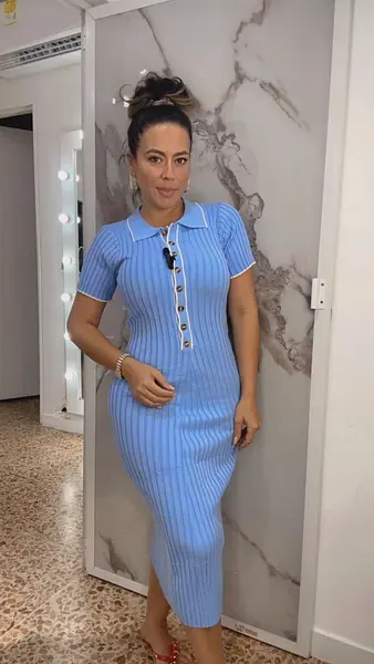 Vestido Midi Ajustado Azul Cielo Con Cuello Polo Y Botones
