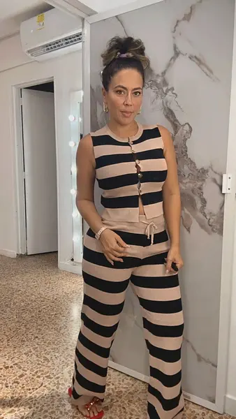 Set Rayado Beige Y Negro En Hilo Con Botones Y Pantalón