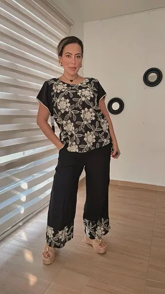 Set Negro Elegante Con Bordado Floral