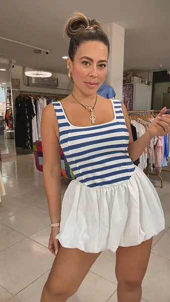 Vestido Corto Rayado Con Falda Globo, Fresco Y Femenino