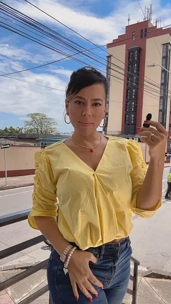 Glow Chic Yellow💛