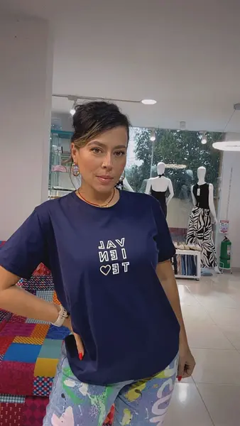 Camiseta Azul Oscuro X Letras Estampadas