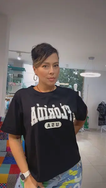 Camiseta Negra - Letras Estampadas