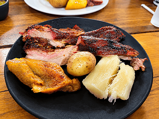 Plato tradicional de carne a la llanera mamona con yuca cocida, pl&aacute;tano topocho y papa salada en Villavicencio